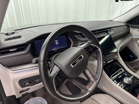 Used 2022 Jeep Grand Cherokee Overland w/ Luxury Tech Group IV AWD/4WD image 20