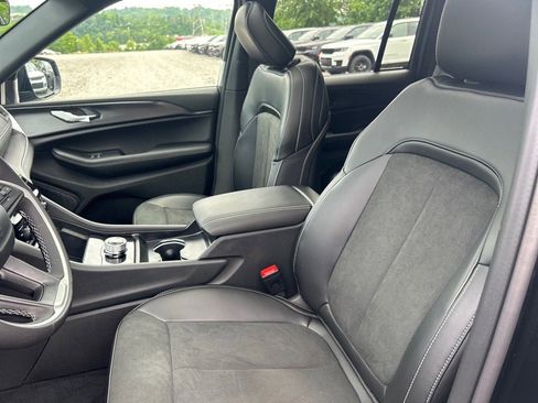 New 2025 Jeep Grand Cherokee Laredo image 5