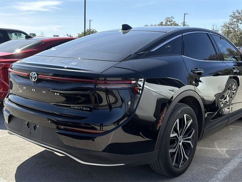 Used 2023 Toyota Crown Limited image 4