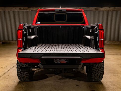 Used 2025 Toyota Tacoma TRD Off-Road image 9