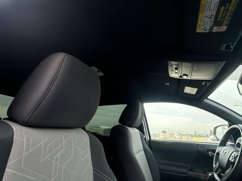 Used 2021 Toyota Tacoma TRD Sport w/ Technology Package image 15