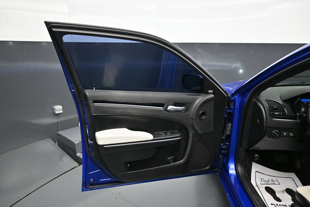 Used 2019 Chrysler 300 S RWD image 10