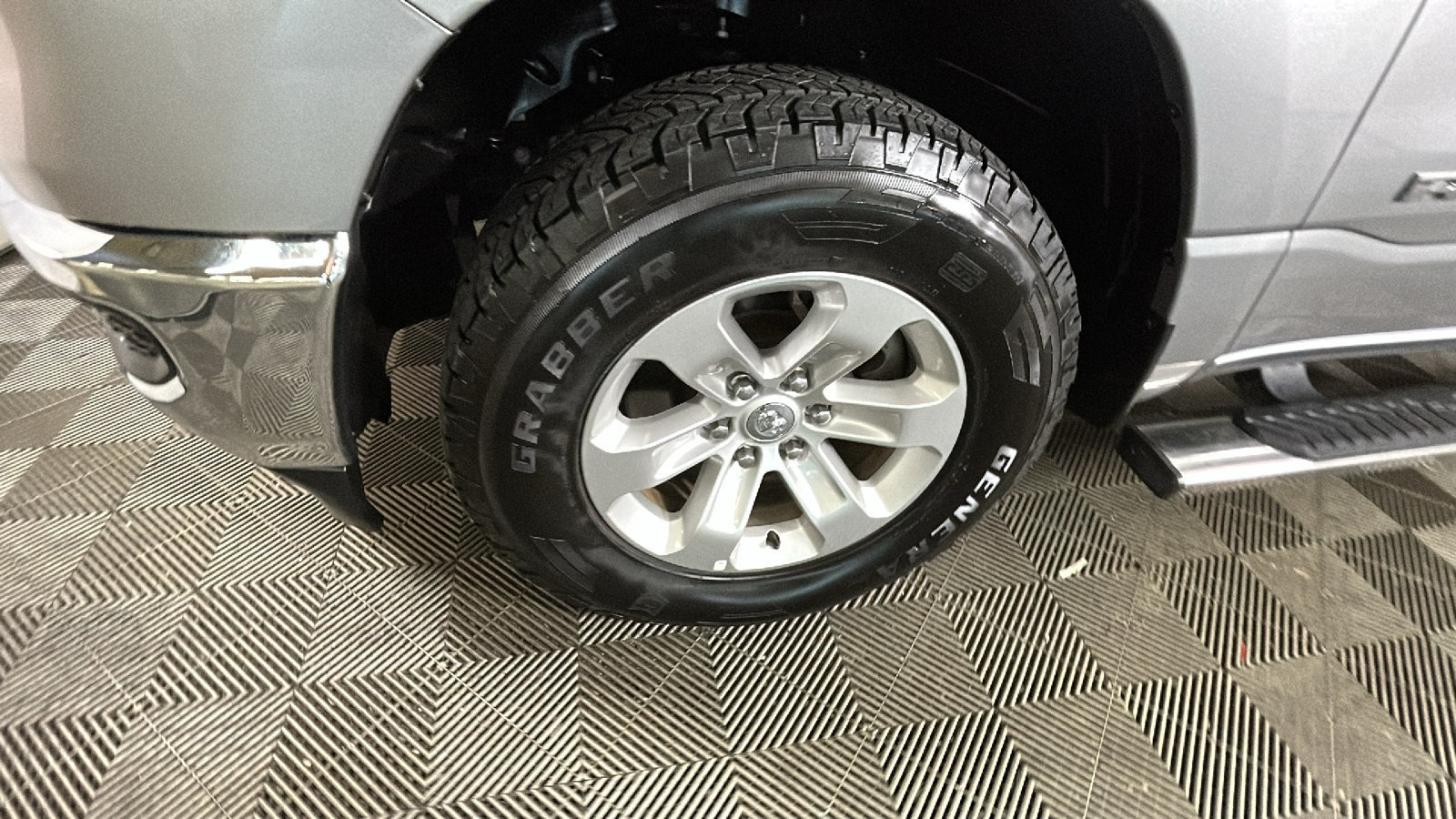 Used 2024 RAM 1500 Laramie AWD/4WD image 11