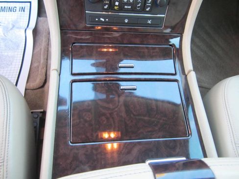 Used 2009 Cadillac Escalade Base AWD 4dr SUV w/V8 Ultra Lu image 31