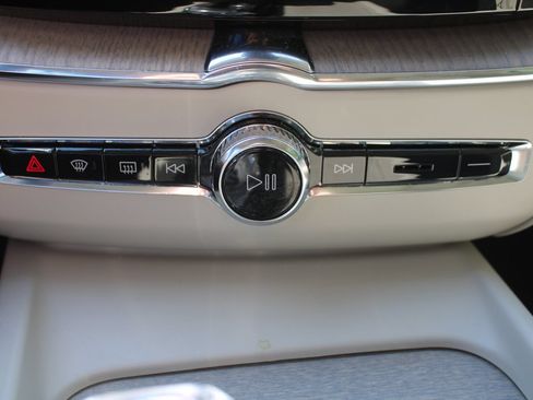 Used 2022 Volvo XC60 B5 Inscription w/ Advanced Package FWD image 39