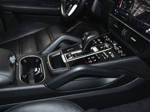 Used 2022 Porsche Cayenne Coupe image 61