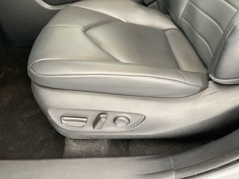 Used 2024 Toyota Highlander XLE AWD/4WD image 12
