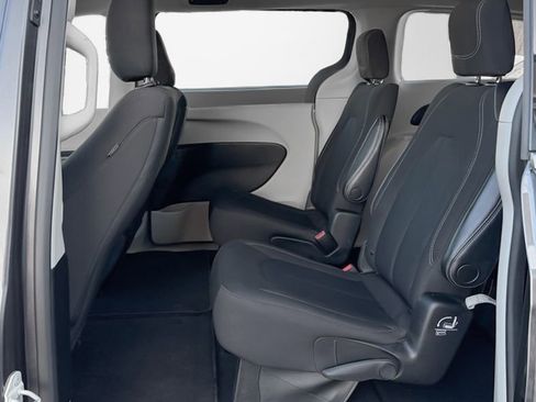 Used 2023 Chrysler Voyager LX image 12