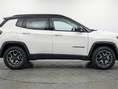 Used 2025 Jeep Compass Trailhawk image 11
