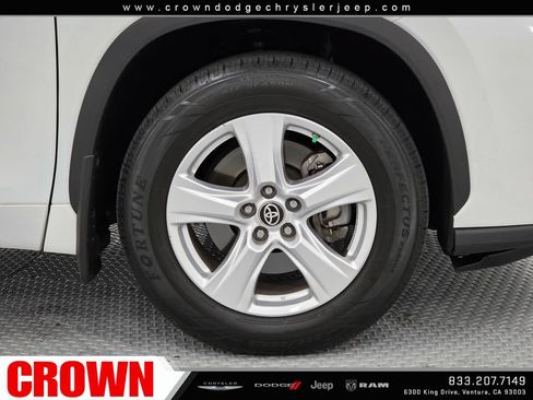 Used 2022 Toyota Highlander LE AWD/4WD image 9