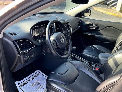 Used 2019 Jeep Cherokee Latitude Plus AWD/4WD image 10