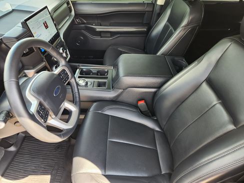 Used 2024 Ford Expedition XLT RWD image 9