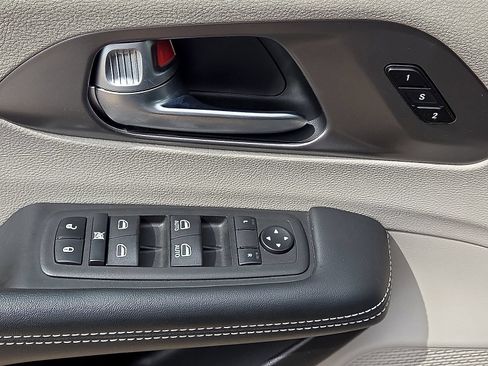 Used 2023 Chrysler Pacifica Touring-L FWD image 20