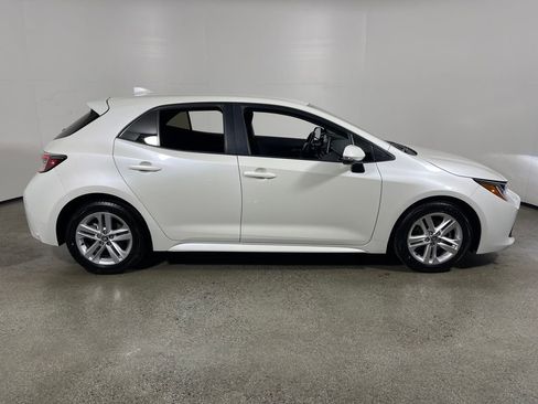 Used 2019 Toyota Corolla Hatchback image 2
