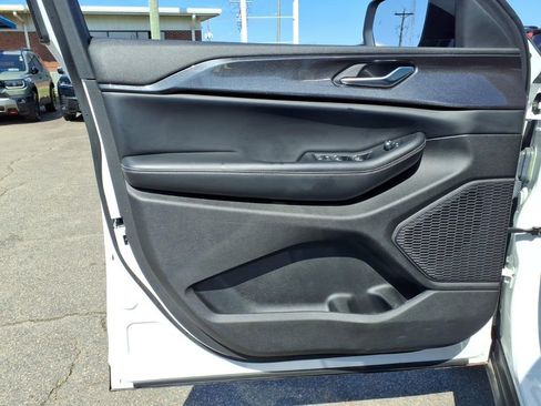 Used 2023 Jeep Grand Cherokee Laredo image 9