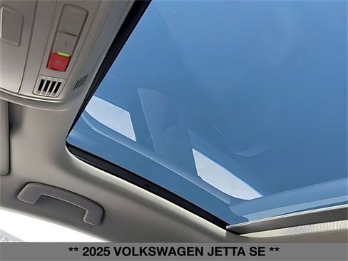 Used 2025 Volkswagen Jetta SE w/ Sunroof Package image 30