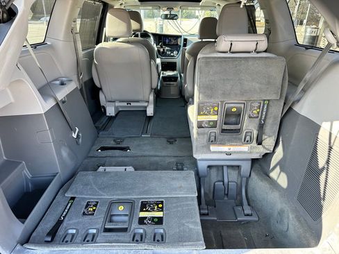Used 2015 Toyota Sienna XLE Premium image 10