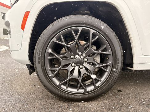 Used 2024 Jeep Grand Cherokee Summit image 9