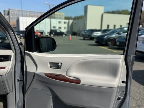Used 2012 Toyota Sienna XLE FWD image 31