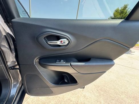 Used 2019 Jeep Cherokee Trailhawk w/ Comfort/Convenience Group AWD/4WD image 30