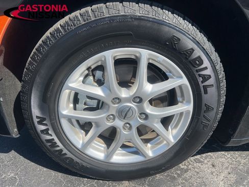 Used 2024 Chrysler Pacifica Touring-L FWD image 11