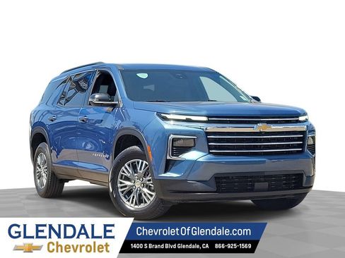 Certified 2025 Chevrolet Traverse LT FWD image 1