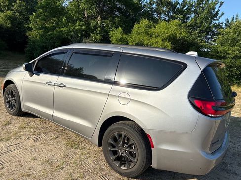 Used 2021 Chrysler Pacifica Touring w/ Cold Weather Group AWD/4WD image 12