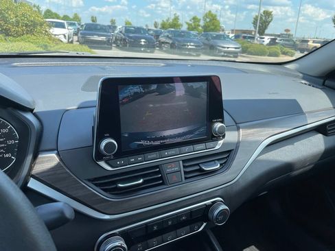 Used 2025 Nissan Altima 2.5 SV FWD image 16