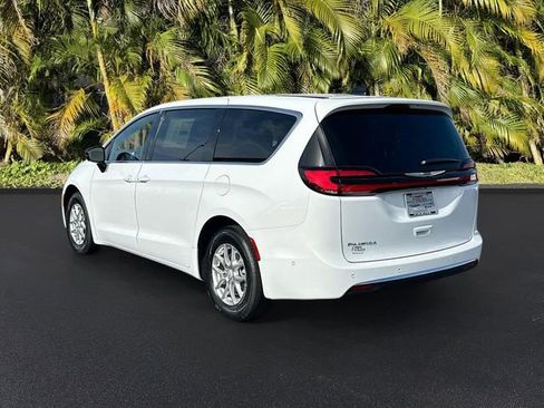 New 2025 Chrysler Pacifica Select w/ Fav Edition Package image 3