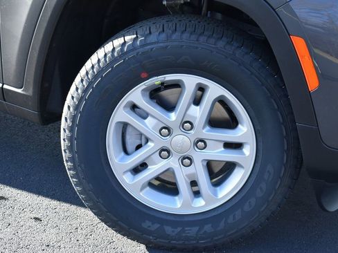 New 2025 Jeep Grand Cherokee Laredo w/ Luxury Tech Group I image 3