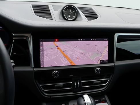 Certified 2023 Porsche Macan AWD/4WD image 20