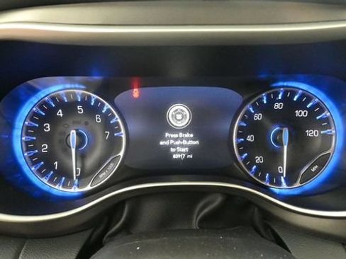 Used 2023 Chrysler Pacifica Touring-L FWD image 20