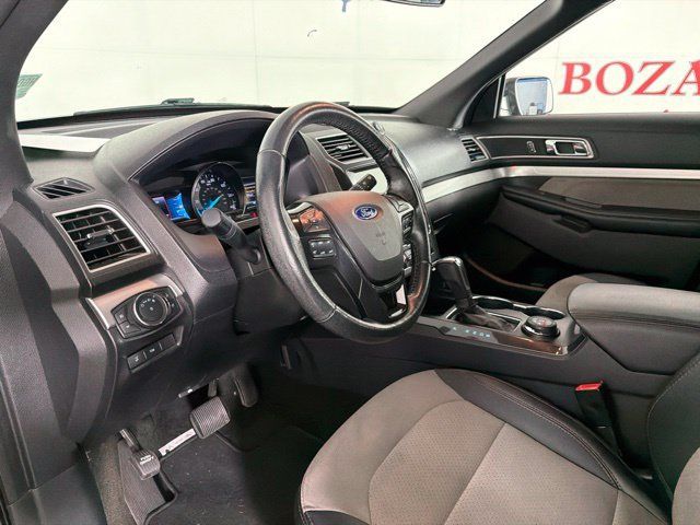 Used 2017 Ford Explorer XLT w/ Equipment Group 202A AWD/4WD image 21