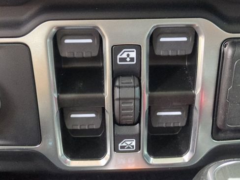 Used 2025 Jeep Wrangler Unlimited Sahara w/ Safety Group AWD/4WD image 25