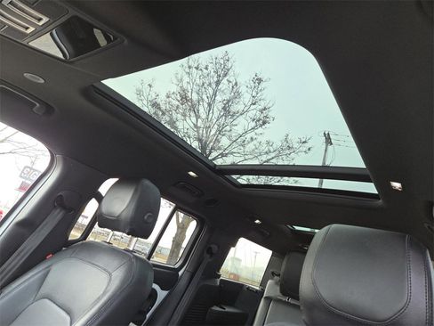 Used 2024 Land Rover Defender 130 X-Dynamic SE image 3