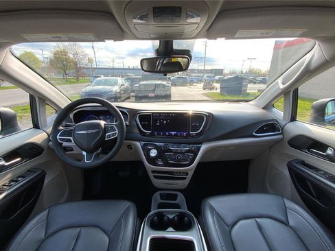 Used 2023 Chrysler Pacifica Touring-L FWD image 32