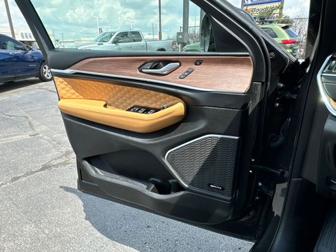 Used 2023 Jeep Grand Cherokee Summit image 16