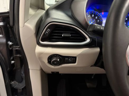 Used 2023 Chrysler Pacifica Touring-L FWD image 25
