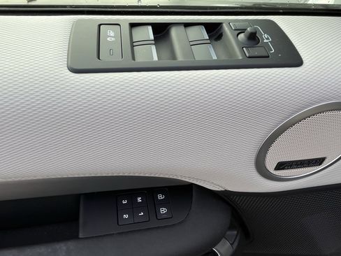 Used 2024 Land Rover Discovery Dynamic SE image 18