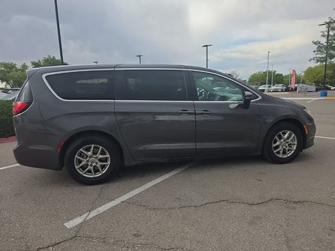 Used 2023 Chrysler Pacifica Touring-L FWD image 8