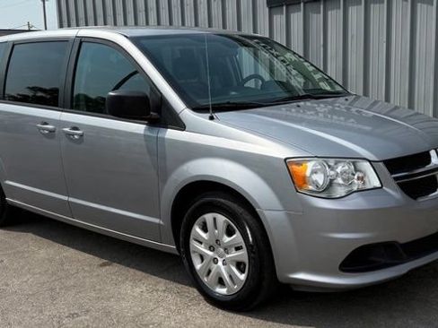 Used 2018 Dodge Grand Caravan SE w/ UConnect Hands-Free Group FWD image 9