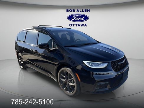 Used 2025 Chrysler Pacifica Limited image 4