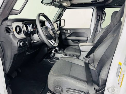 Used 2025 Jeep Wrangler Unlimited Sahara AWD/4WD image 5