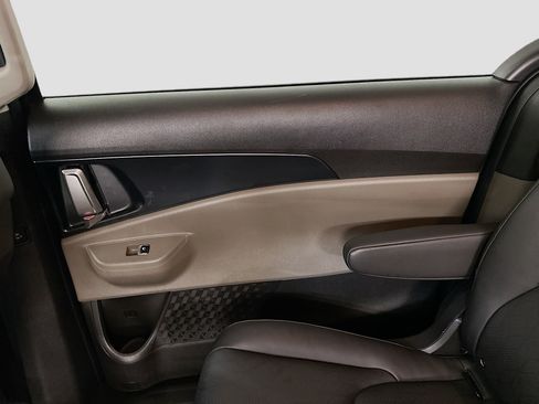 Used 2026 Kia Carnival FWD image 32