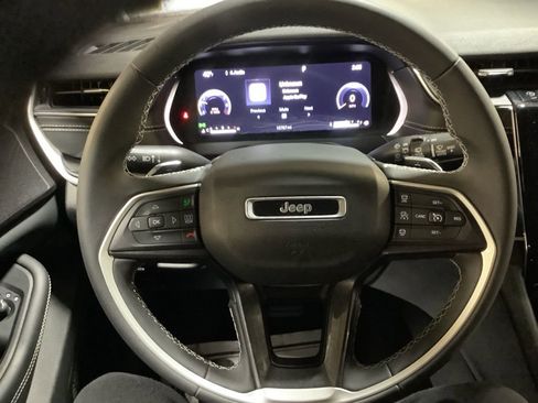 Used 2023 Jeep Grand Cherokee L Laredo image 25