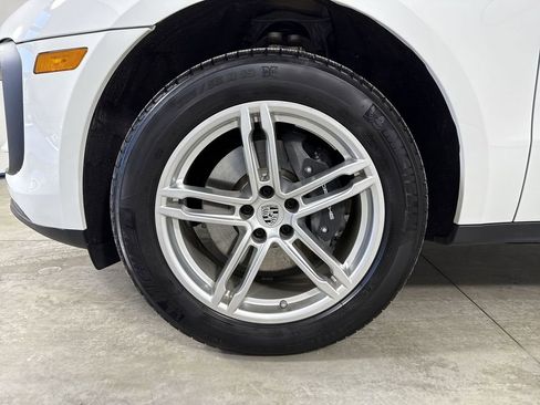 Certified 2025 Porsche Macan image 13