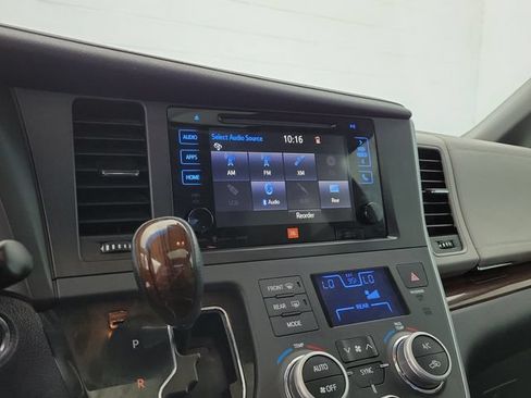 Used 2017 Toyota Sienna Limited Premium FWD image 26
