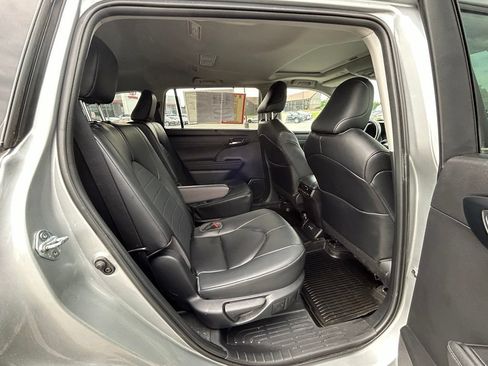 Used 2023 Toyota Highlander XLE AWD/4WD image 47