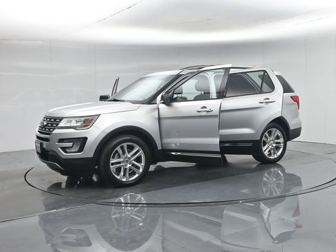 Used 2017 Ford Explorer XLT w/ Equipment Group 202A FWD image 6