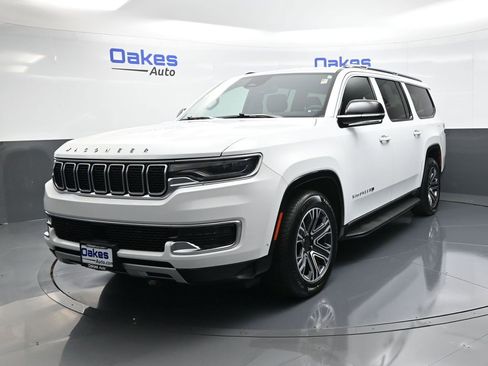 Used 2024 Jeep Wagoneer L Series II w/ Flexible Seating Group image 3